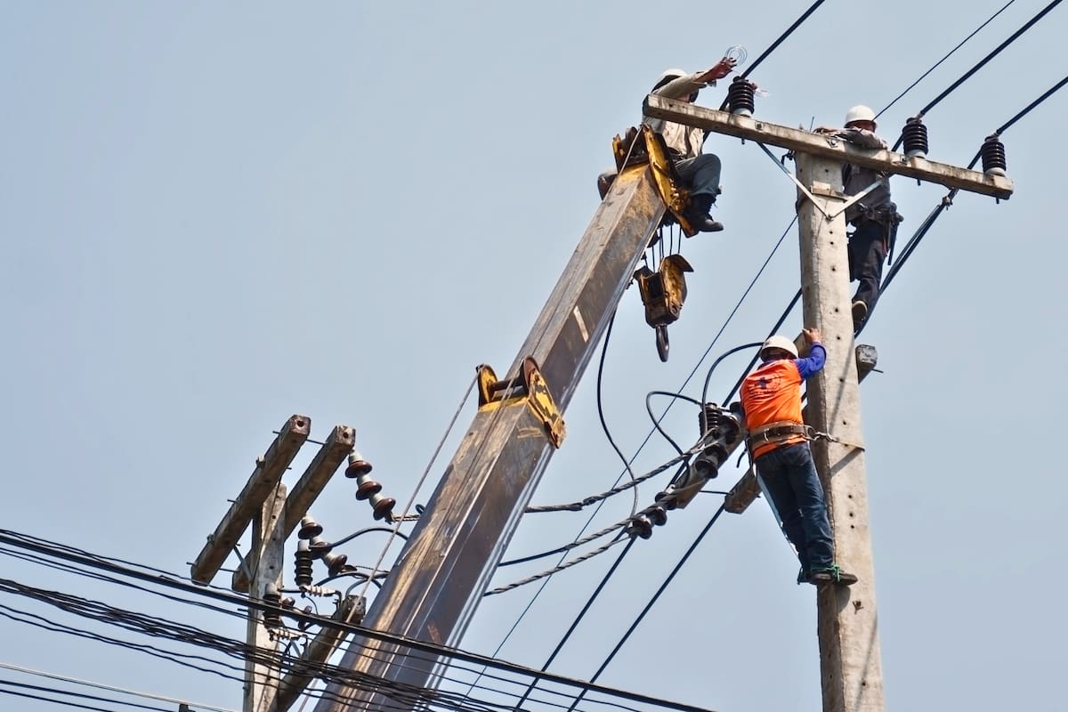 Enel programó interrupciones en hasta 12 comunas de Santiago para este lunes 25 de mayo. Foto: Freepik.