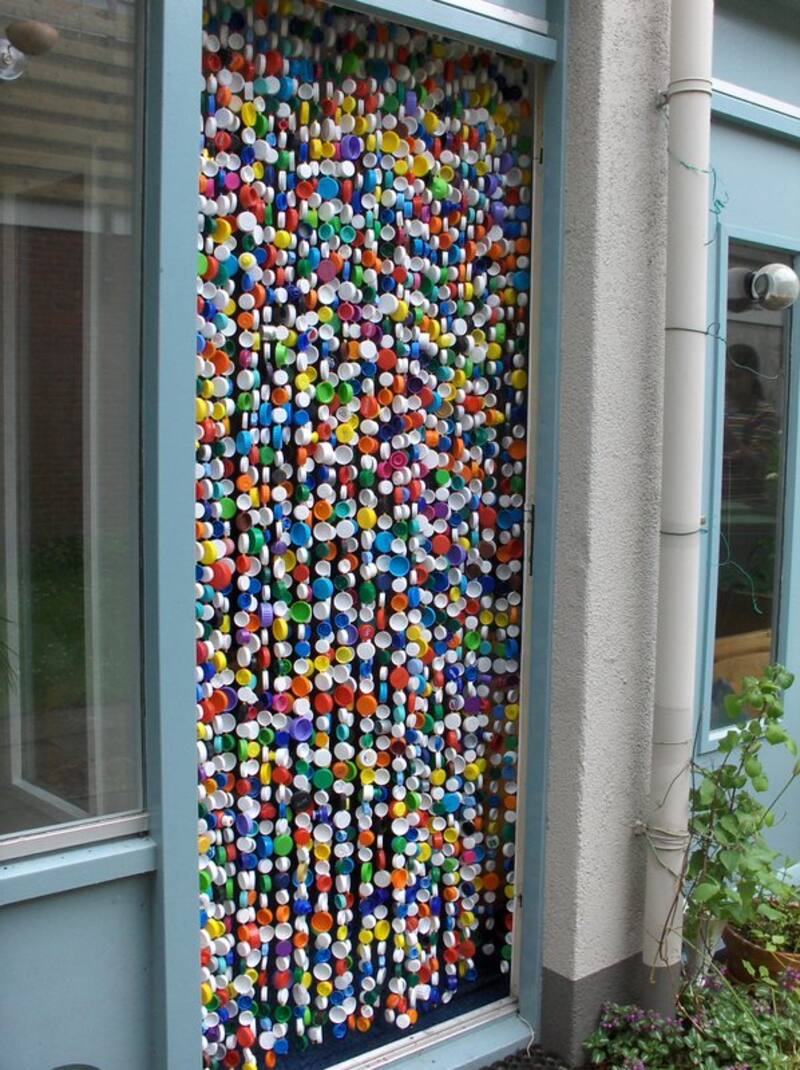 Con tapas de botellas púedes hacer estas coloridas cortinas que, con el movimiento, espantan a las moscas | Foto: Bblijmetkleur