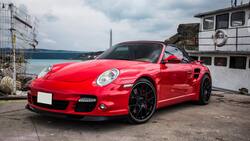 Viral: Carro aplasta a un Corvette al confundir el pedal con el acelerador