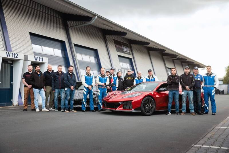 Miembros del equipo Corvette, incluido el presidente de General Motors, Mark Reuss, en la pista de Papenburg, Alemania.