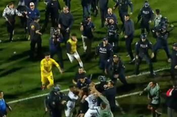 VIDEO | A los combos y patadas: la tremenda batalla campal en partido por el título