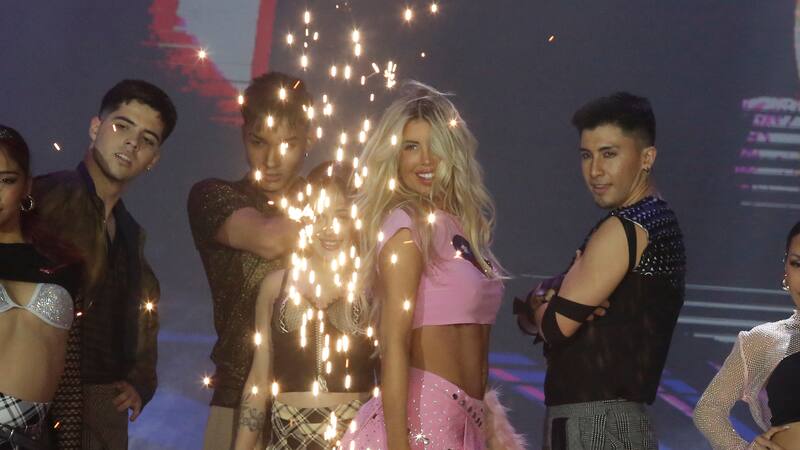 “No me quería subir”: Coté López se sincera tras imitar a Karol G en la Teletón