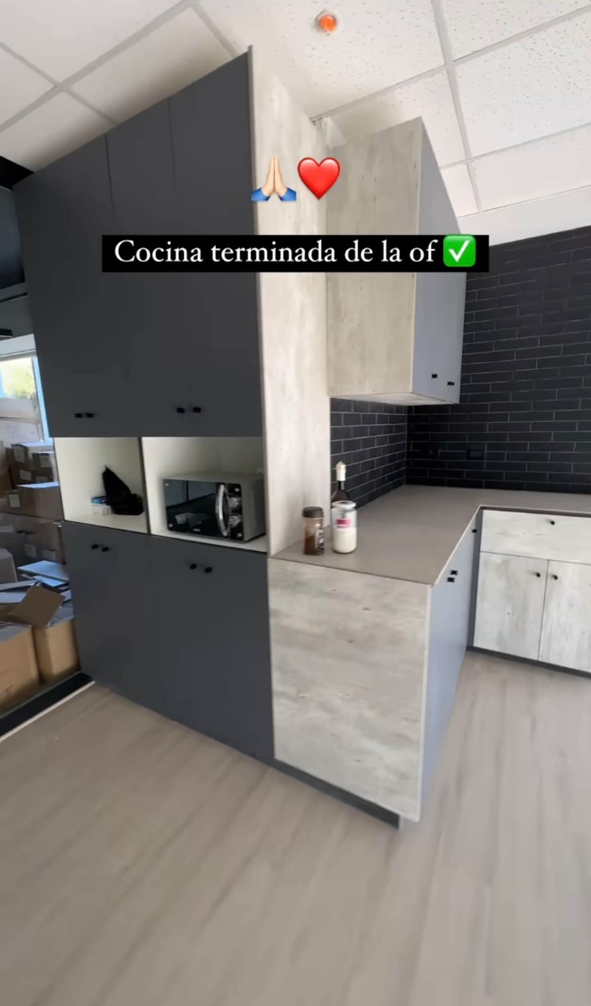 Parte de la cocina de la oficina de Coté López / Instagram