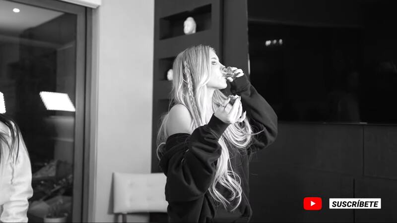 Coté López tomando tequila