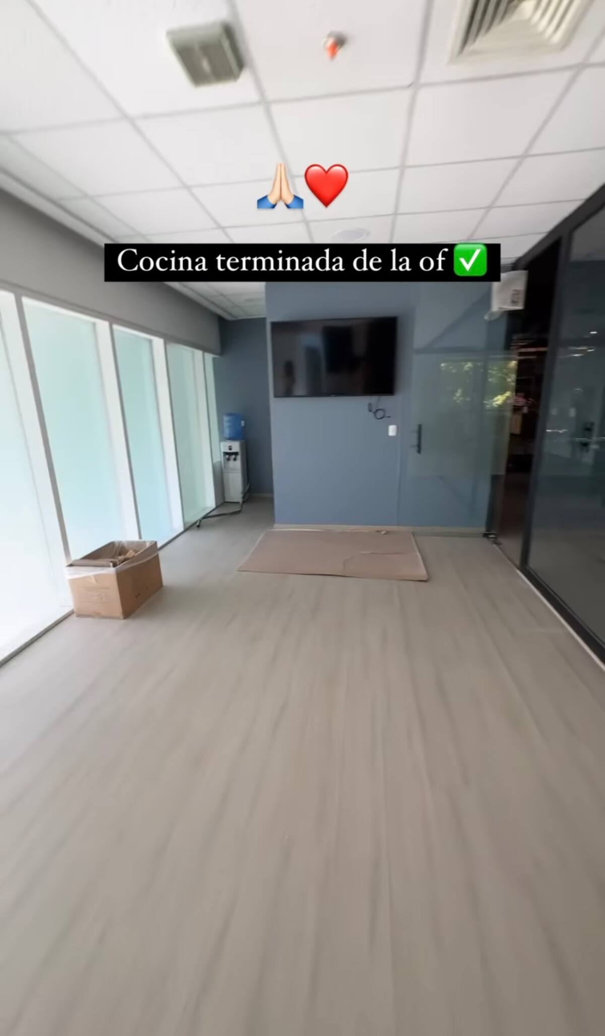 El lugar también cuenta con una televisión y una amplio espacio / Instagram