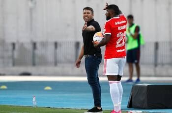 DT rival de la UC en la Copa Libertadores amenazó con dejar el puesto