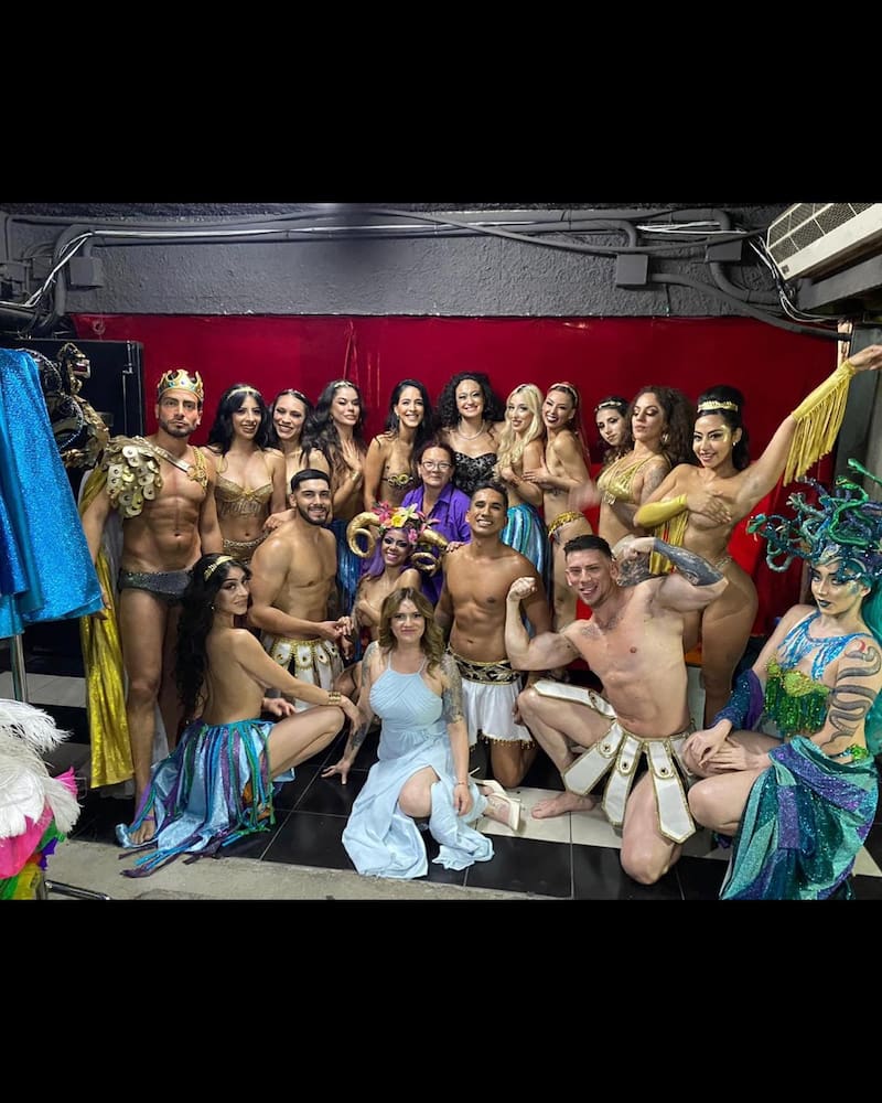 y su elenco en Club Platinum