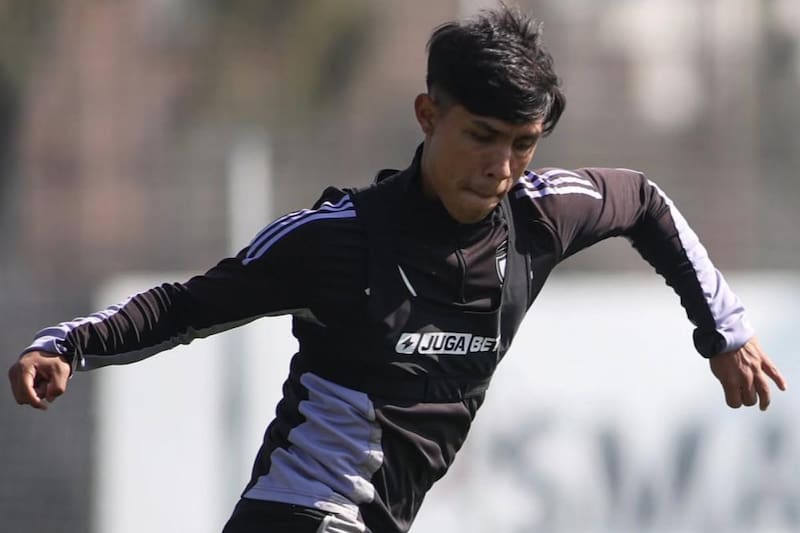 El delantero entrenó con el primer equipo de Colo Colo tras la llegada de Fernando Ortiz.