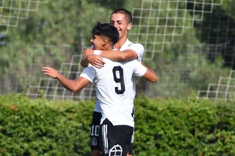 El delantero de Colo Colo festejando un gol.
