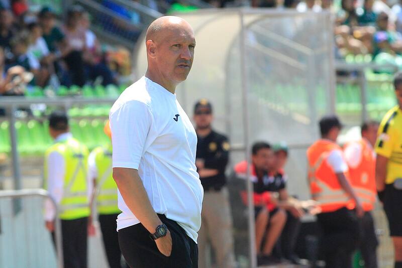 El entrenador argentino dirigió en Chile a O'higgins, Rangers de Talca, Deportes Melipilla y Deportes Temuco.
