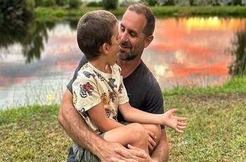 Cristián Arriagada mostró los emotivos regalos que le dio en su cumpleaños su hijo, Pedro Milagros