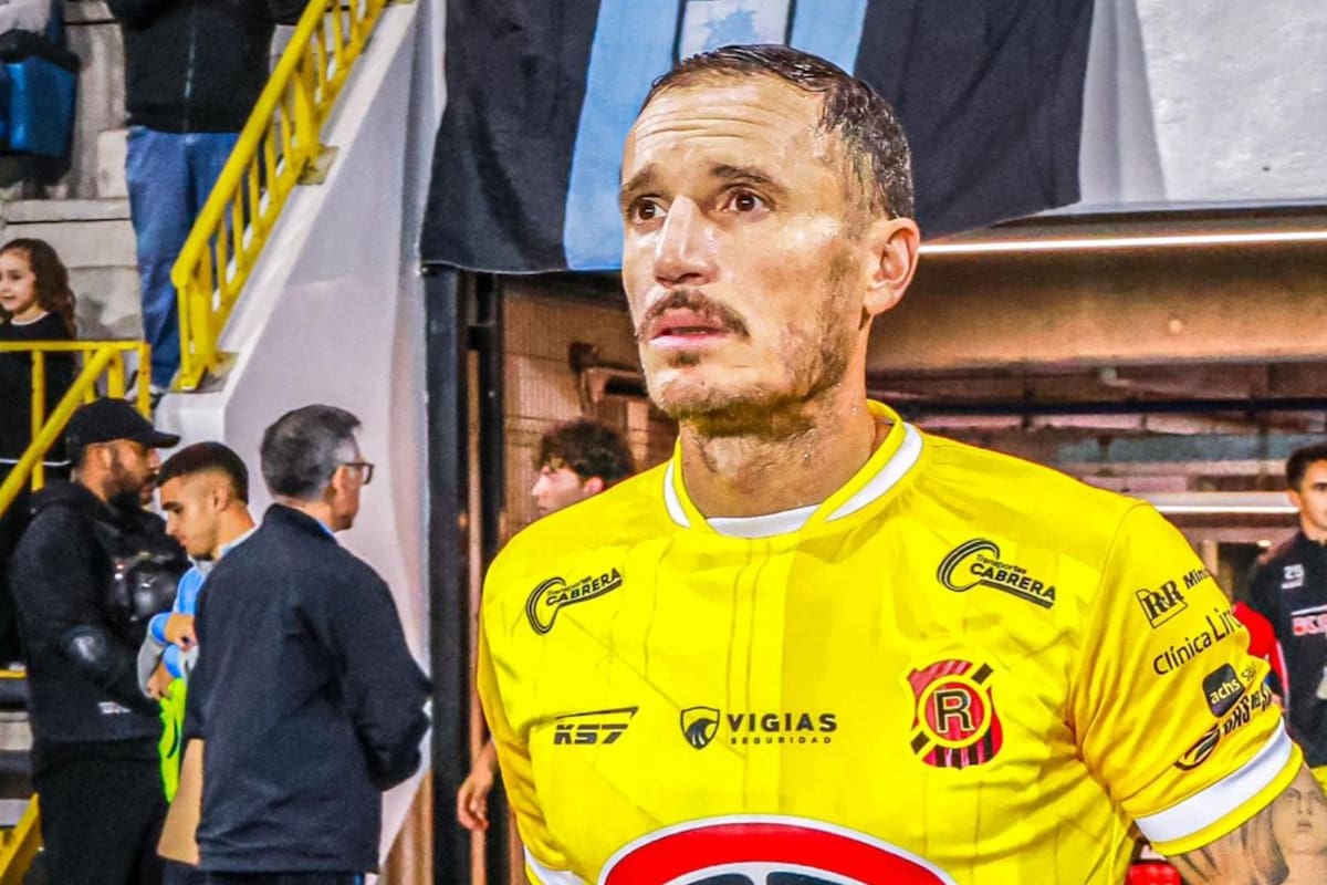El arquero defendiendo la camiseta de Rangers.