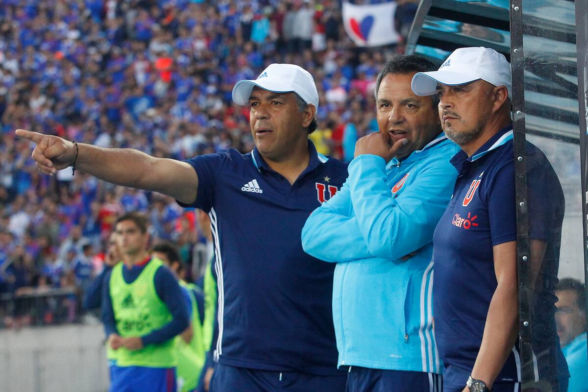El exjugador junto a Víctor Hugo Castañeda y Luis Musrri en la U. Foto: Agencia Aton.