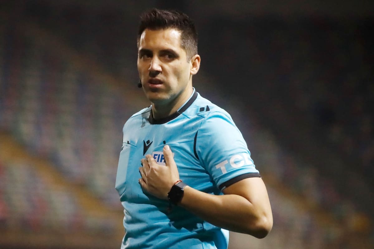 El juez chileno fue responsable del insólito error en el Everton vs Unión Española.