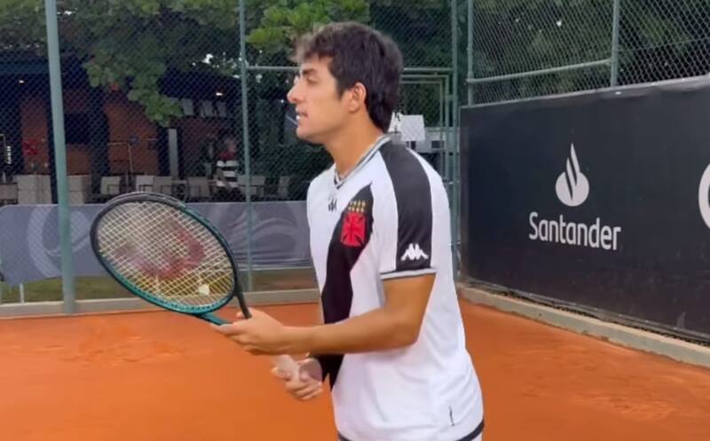 , tenista nacional, con la camiseta de Vasco.