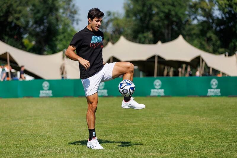 El chileno dominó un balón de fútbol tras su triunfo ante Tomás Barrios en la qualy de Wimbledon.