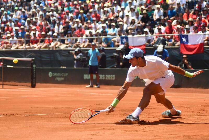 Abre la serie en el Court Central Anita Lizana.