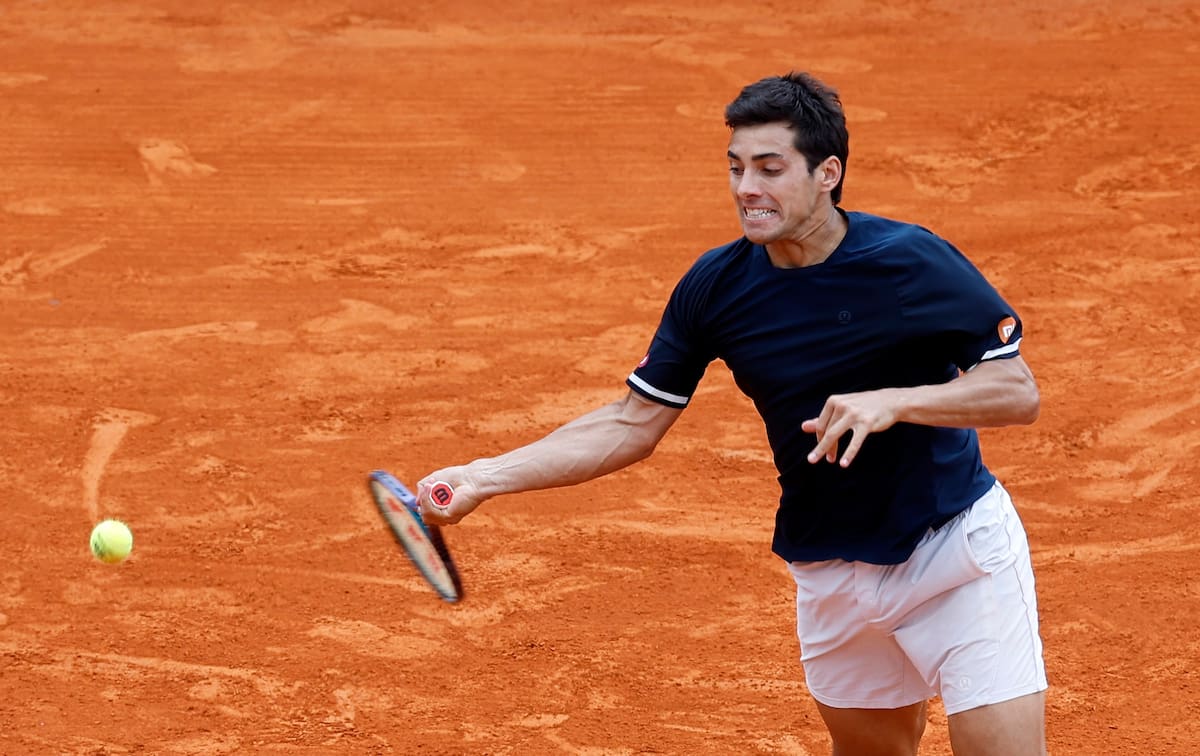 El chileno llegó a estar 4-0 y 5-2 en el tercer set ante Zverev, pero desaprovechó la opción y cayó. Foto: Agencia EFE.