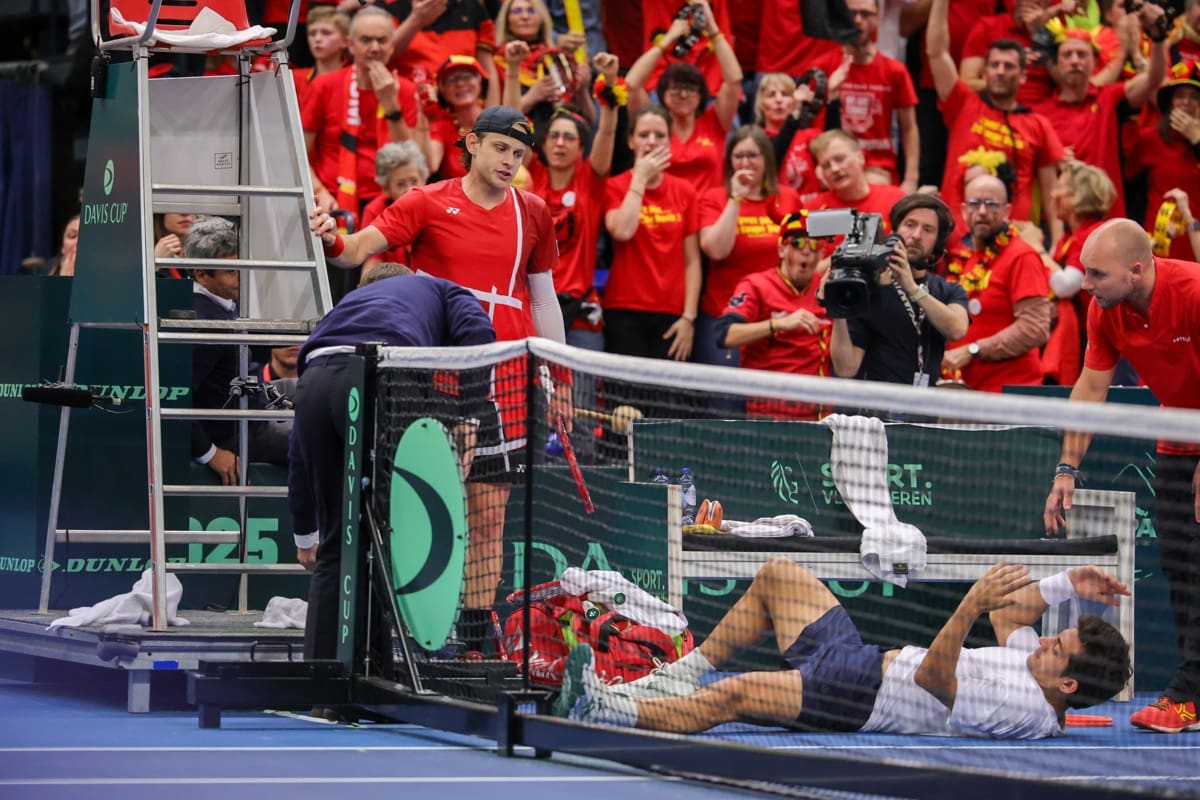 en el piso tras el golpe de Zizou Bergs. Foto: EFE