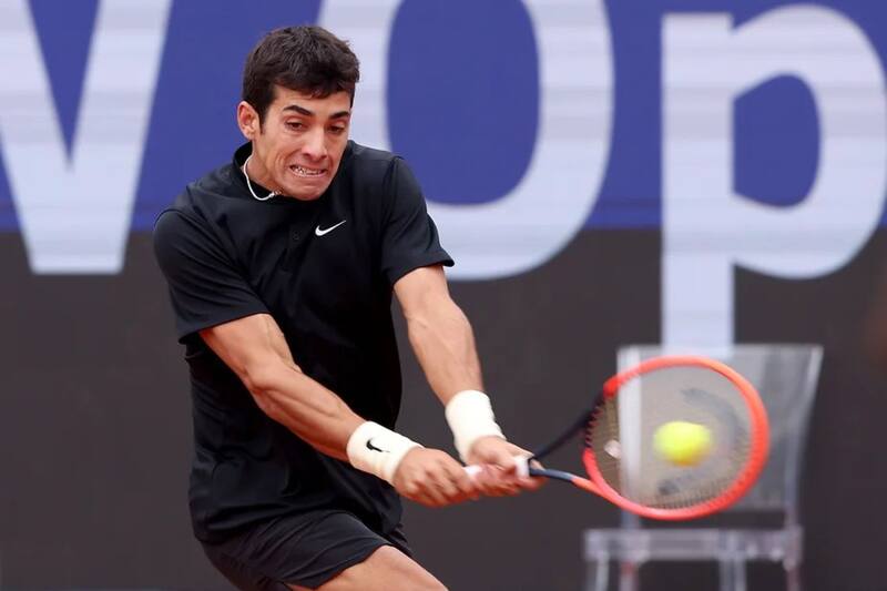 golpeando de revés.