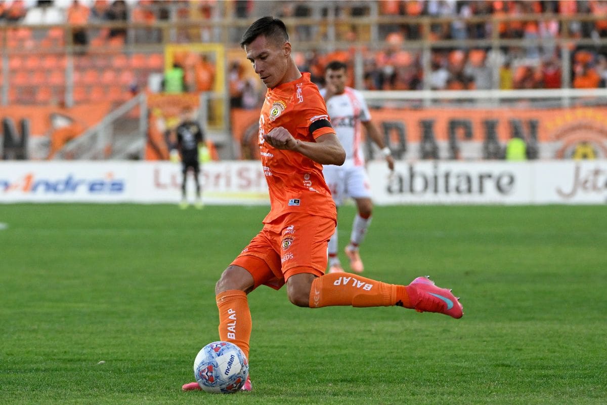 El delantero está "borrado" en Cobreloa y nadie sabe con exactitud qué pasa. Foto: Agencia Aton.
