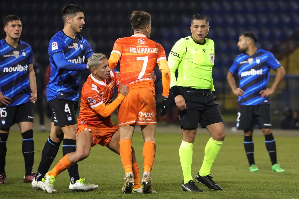 Cristian Insaurralde fue el primer expulsado en el duelo entre Cobreloa y Huachipato. (Foto: Aton)
