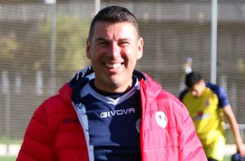 Técnico chileno que dirigía en Europa es denunciado por su exclub: “Falsificación de firmas, robo de dinero...”