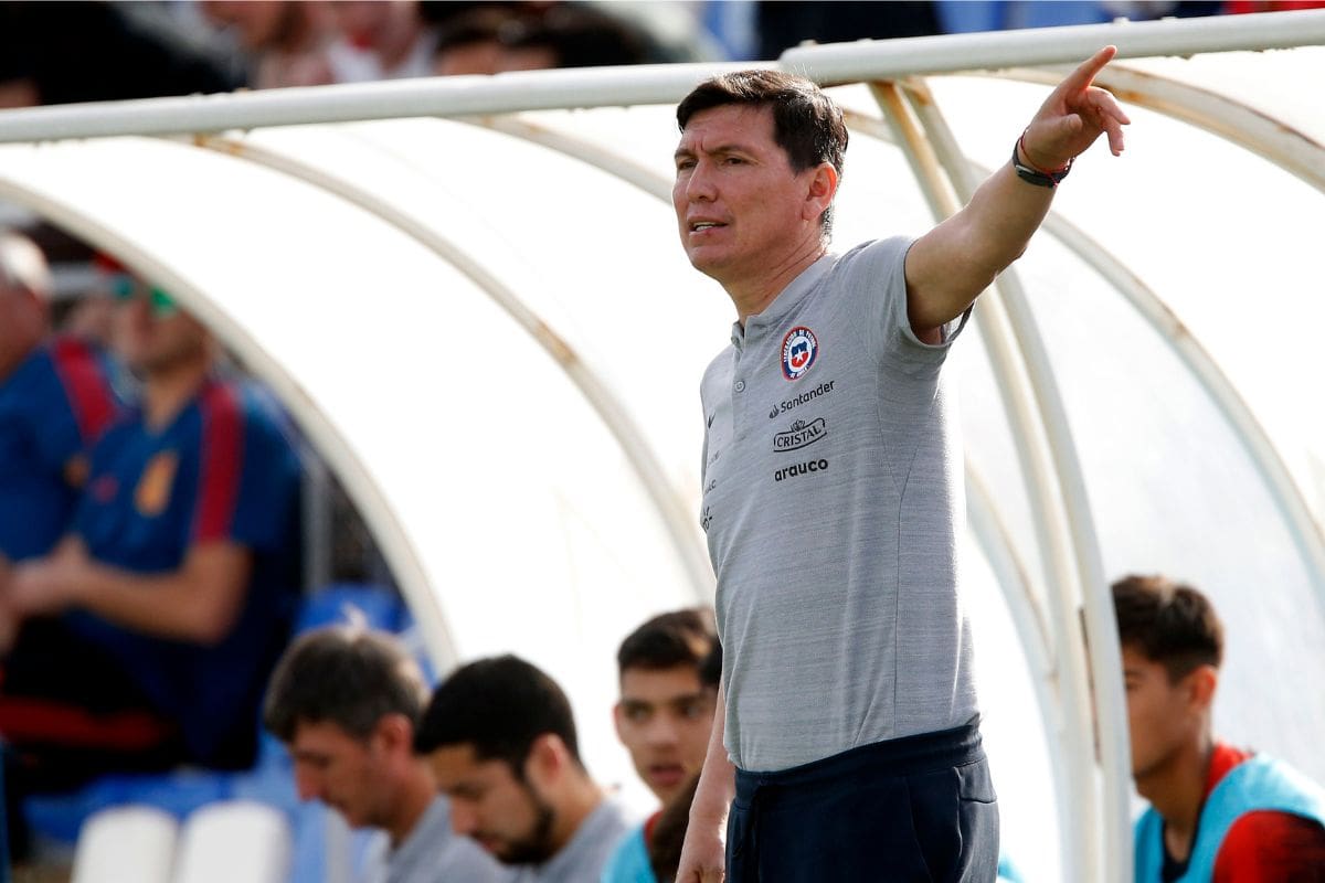 Un entrenador con vasta experiencia en la formación de futbolistas chilenos y que integró cuerpos técnicos fundamentales para la historia futbolística de Chile. Foto: Agencia Aton.
