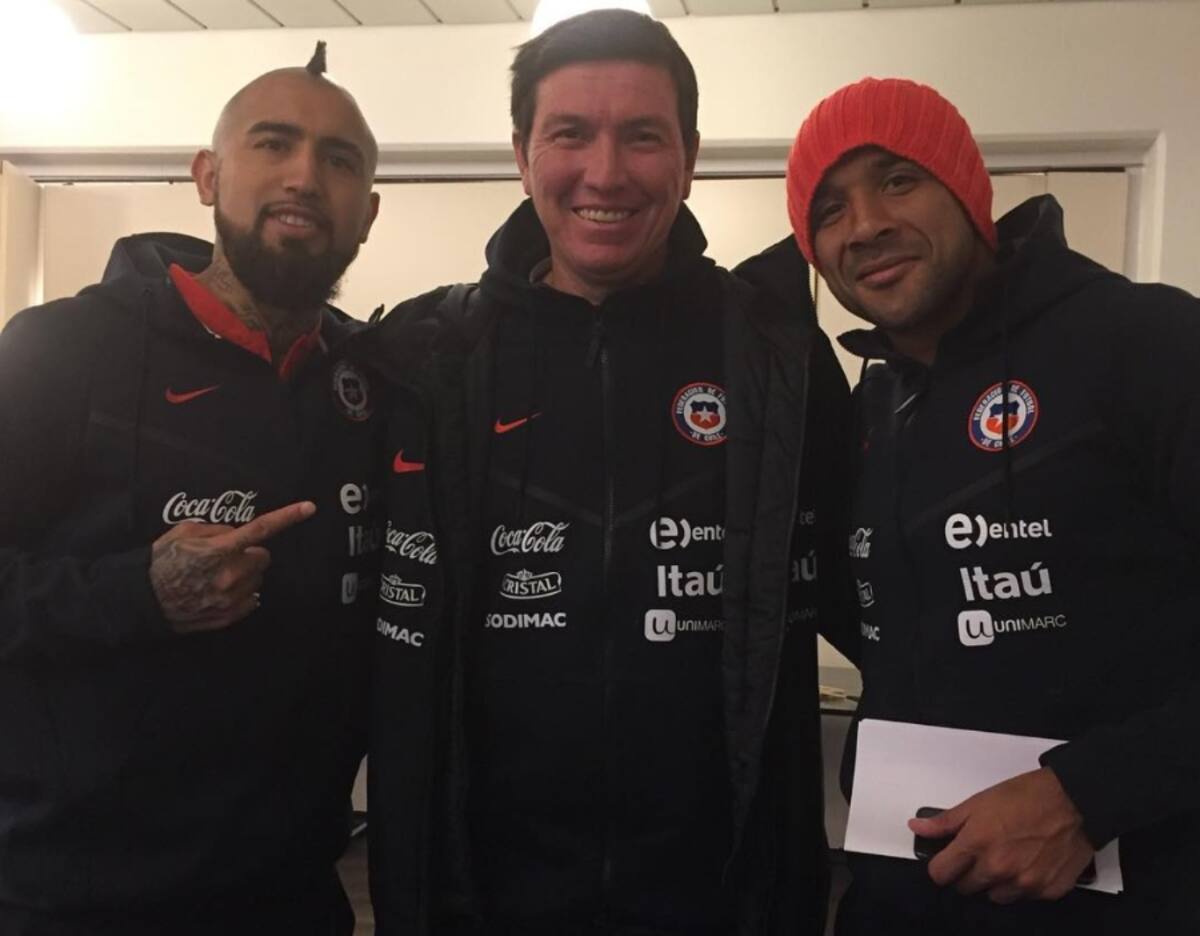 Junto a Arturo Vidal y Jean Beausejour, dos de quienes aprendió mucho.