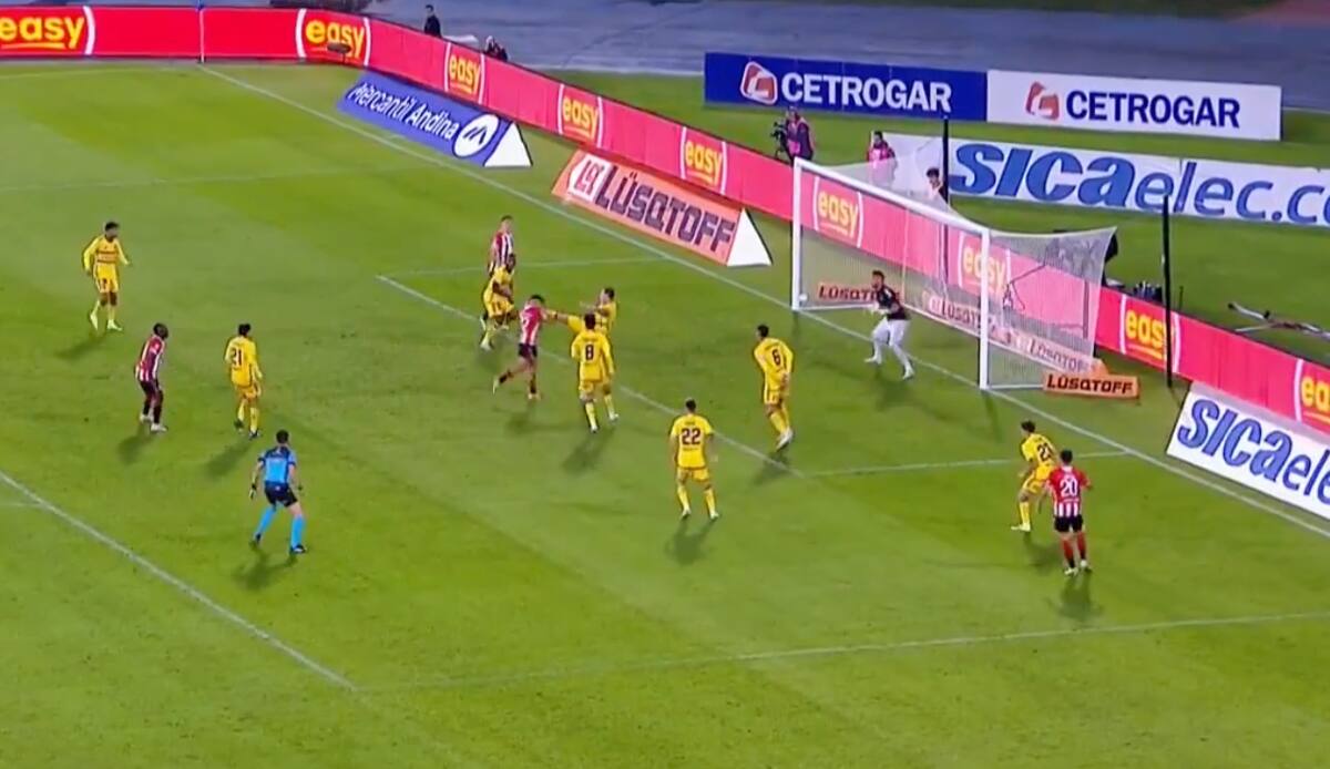 Uno de los viejos anhelos de la U cometió una infracción que marcó la eliminación de Boca Juniors.
