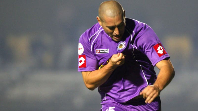 El recordado artillero, con la camiseta de Deportes Concepción, club al que le tiene un cariño especial.