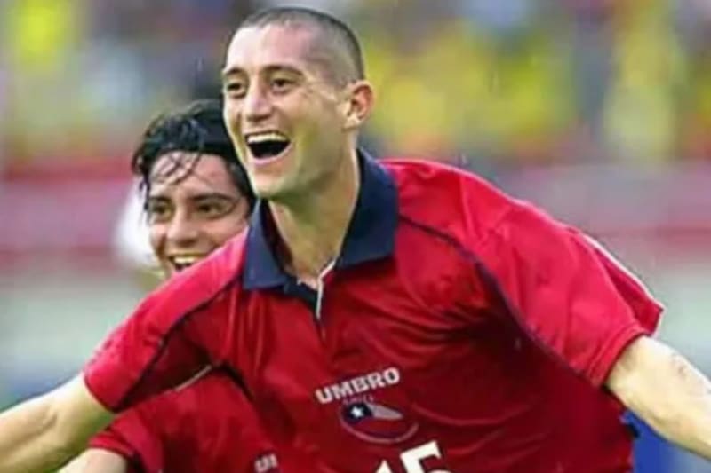 El recordado delantero jugó nueve partidos con la Selección: cuatro en la Copa América 2001, tres por las Eliminatorias a Japón/Corea 2002 y dos amistosos, con tres goles en total.