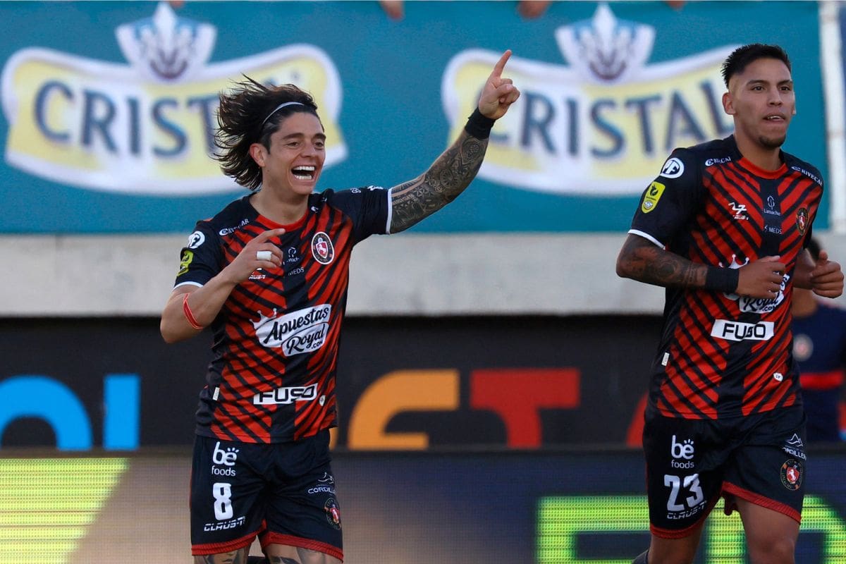 El delantero recibe el concejo de su padre, Cristián, que conversó con En Cancha sobre un posible traspaso de su hijo a Colo-Colo. Foto: Agencia Aton.