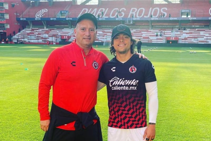 El recordado goleador junto a su hijo Joaquín, quien acaba de protagonizar una polémica salida de O´Higgins de Rancagua.