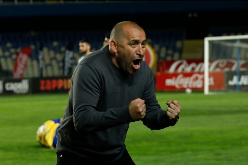 El entrenador conversa con Danilo Díaz, para demenuzar su espectacular carrera como DT, que en tan solo tres años ya logró un título. Foto: Agencia Aton.
