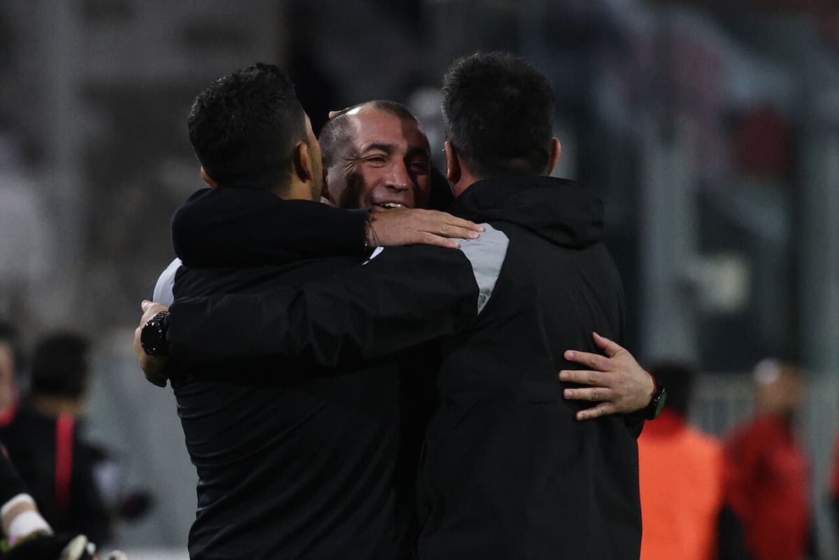 El estratega celebra el inesperado triunfo ante Colo Colo. Foto: Aton.