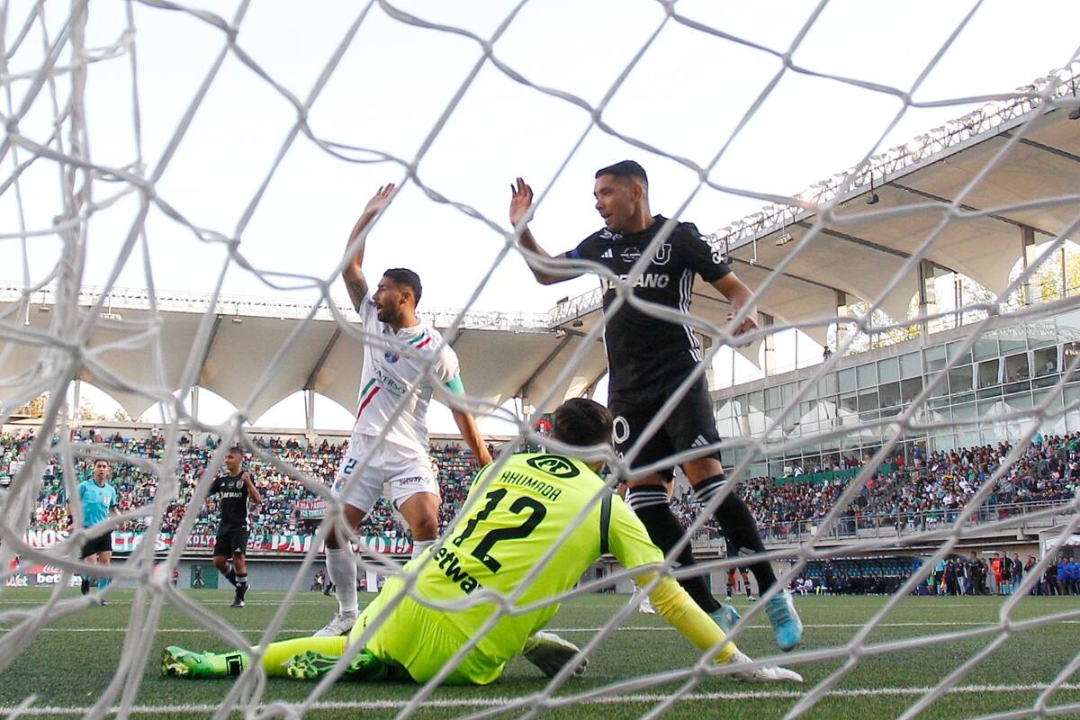 Cristian Palacios anotando por la U. Foto: Agencia Aton.