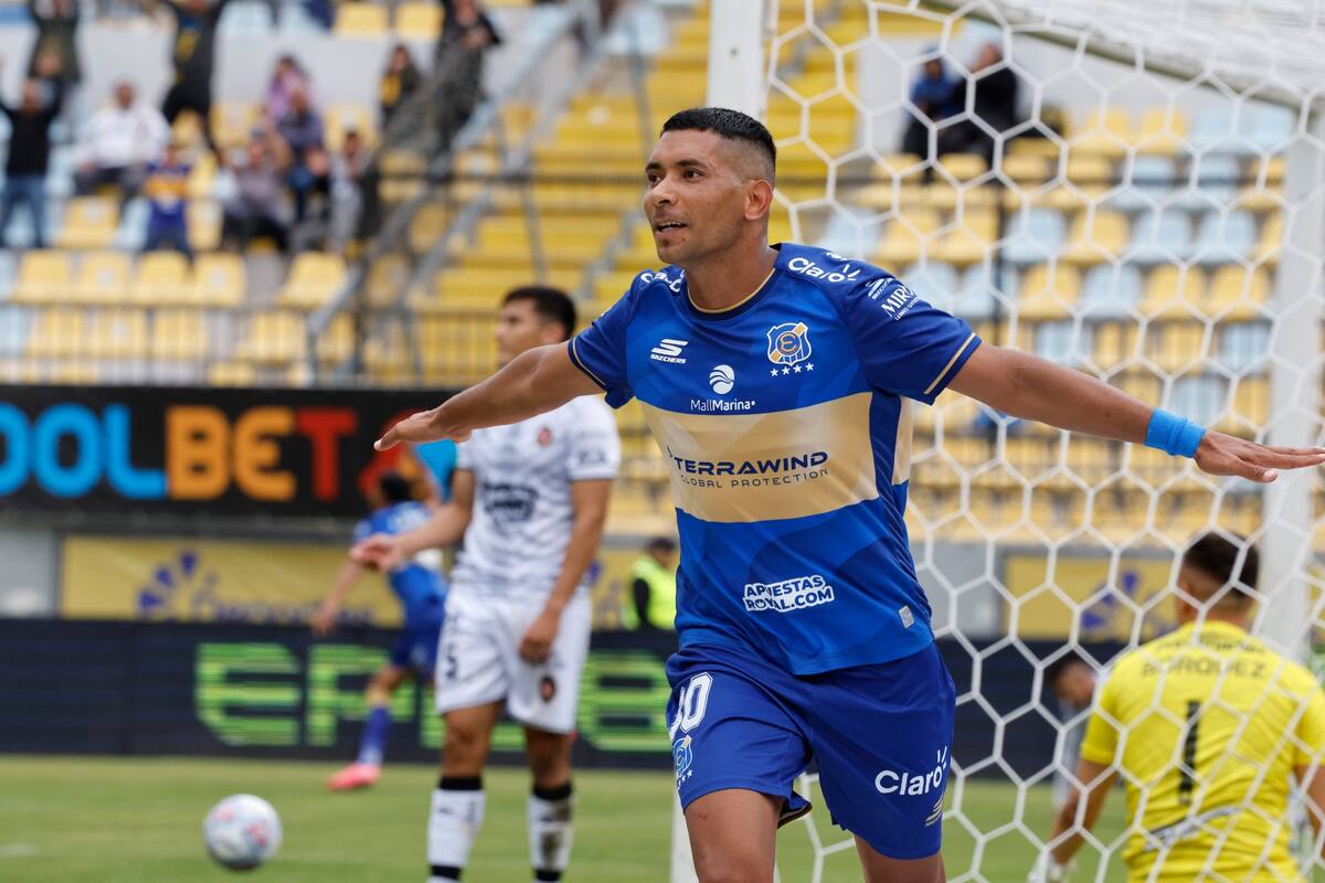El Chorri celebrando su gol en el partido de Everton frente a Limache. Foto: Agencia ATON.