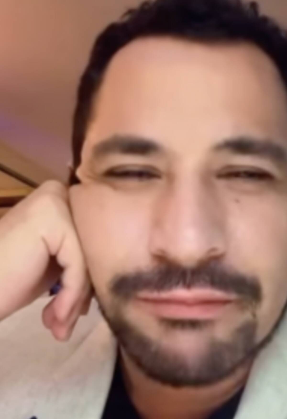 El excolaborador de Karen Paola se lanzó en su contra.