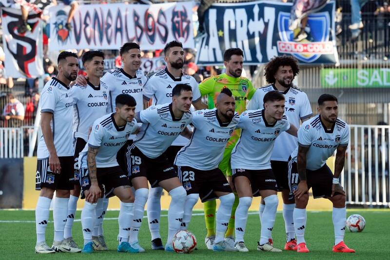 con el equipo titular de Colo Colo ante La Calera. Foto: Aton.