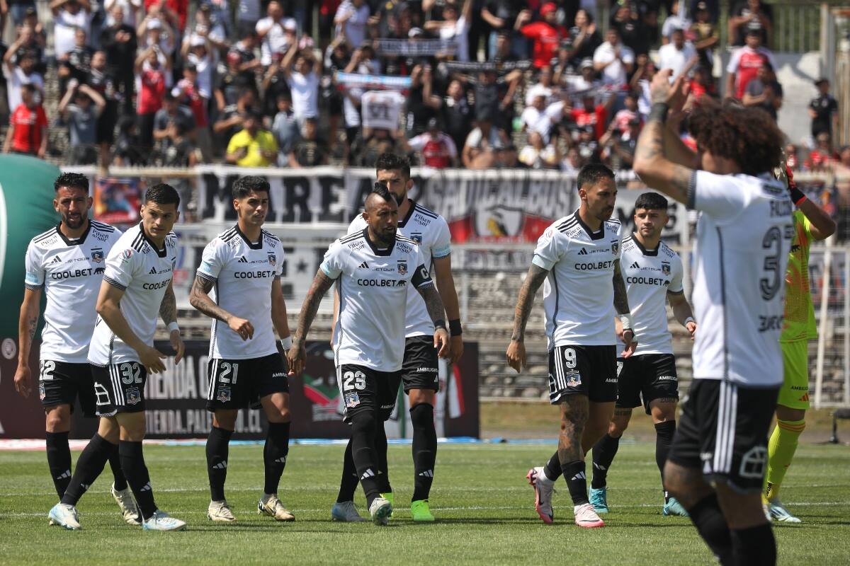 con los jugadores de Colo Colo ante Palestino en La Cisterna. Foto: Aton.