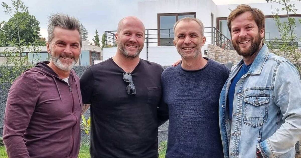 junto a sus hermanos