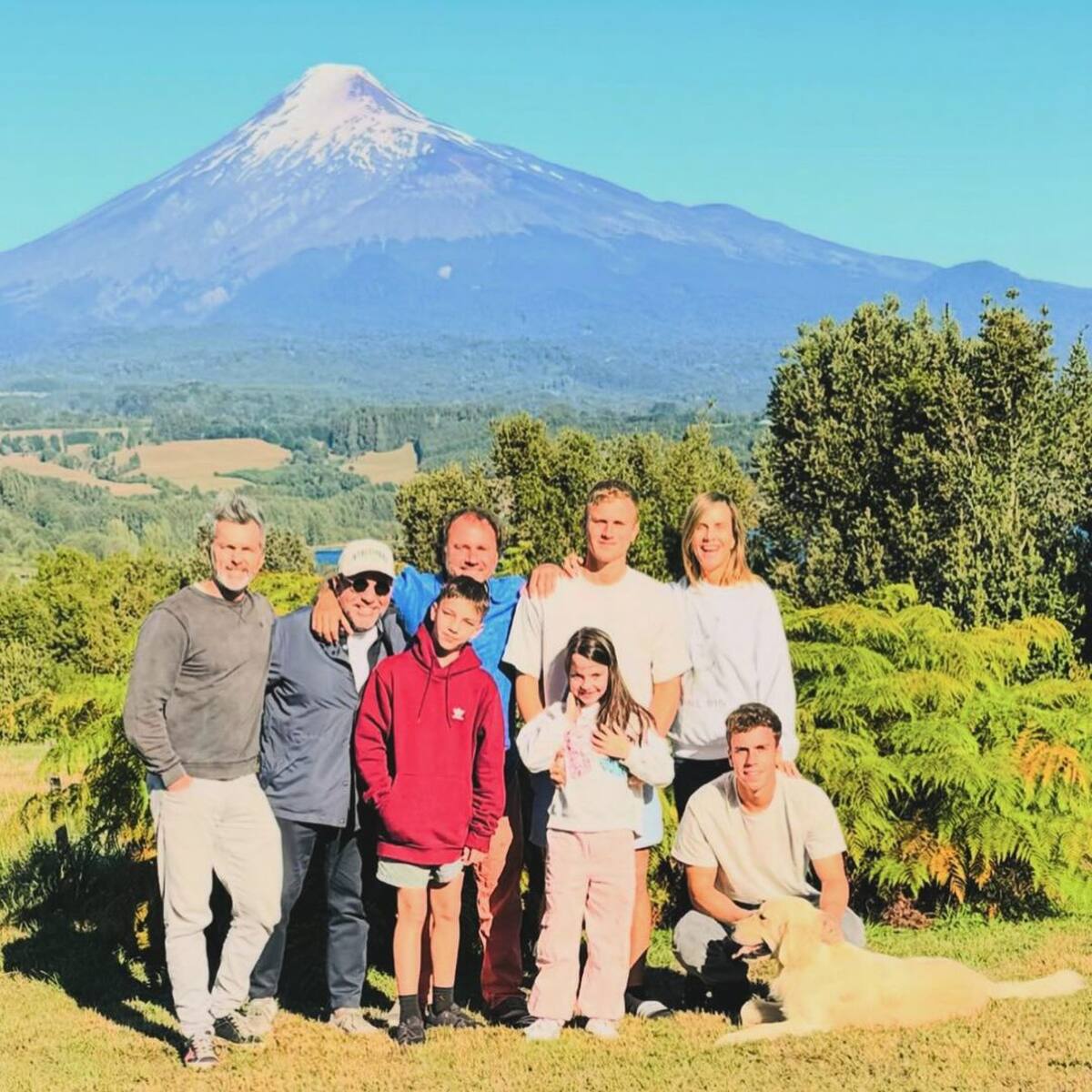 Cristián Sánchez y su familia junto a Diana Bolocco.