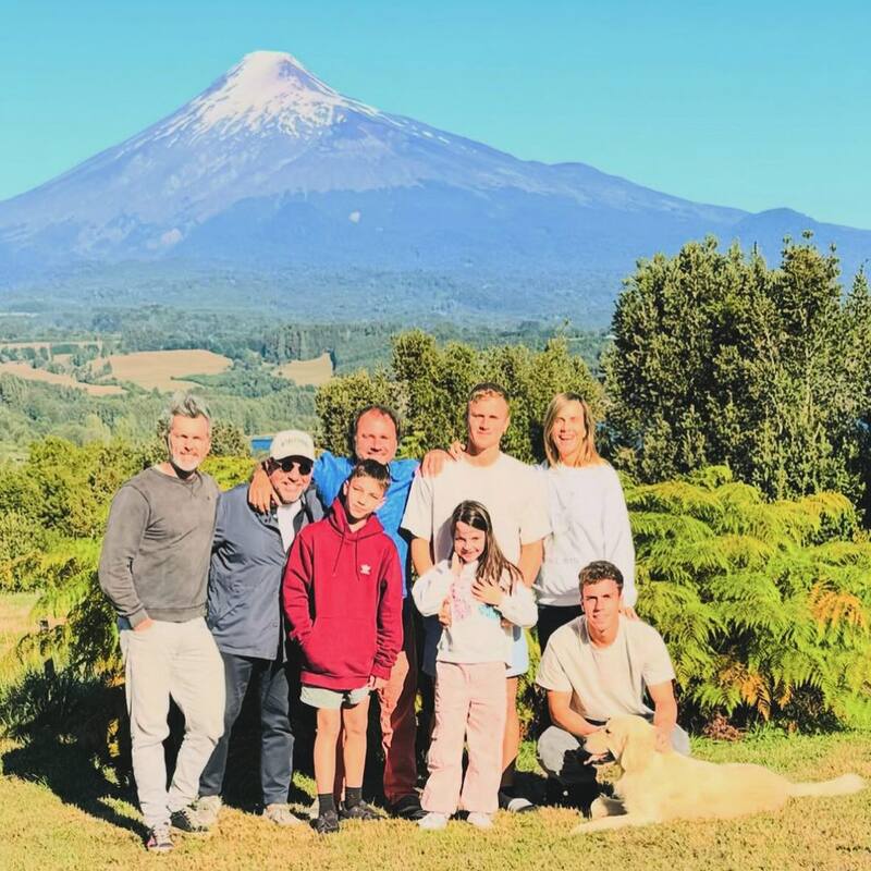 Cristián Sánchez y su familia junto a Diana Bolocco.
