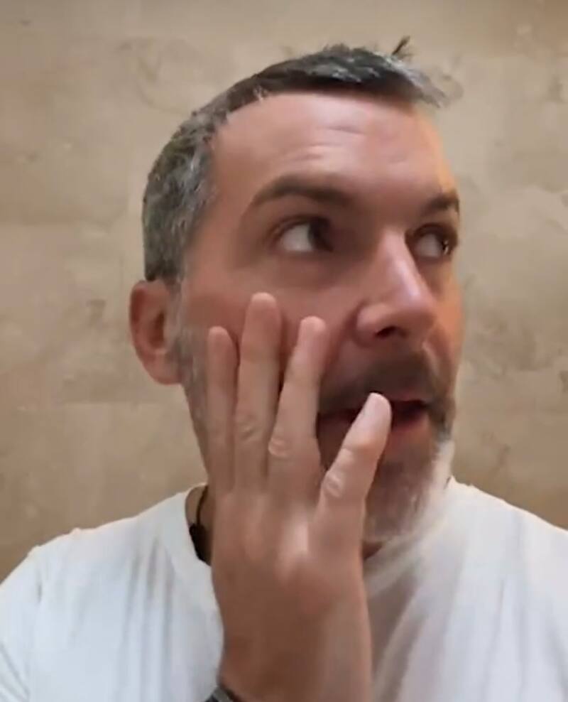 Cristián Sánchez encerrado en el baño de su casa. Foto: Instagram.