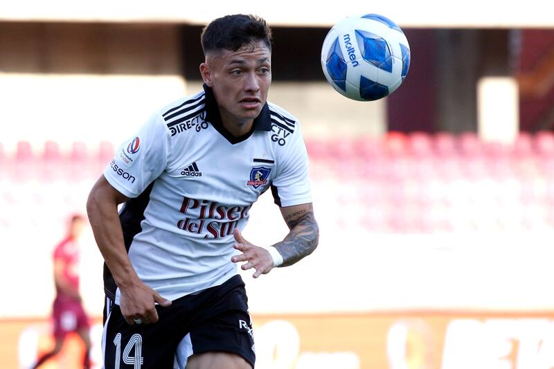 Cristián Zavala jugando con la camiseta de Colo Colo.
