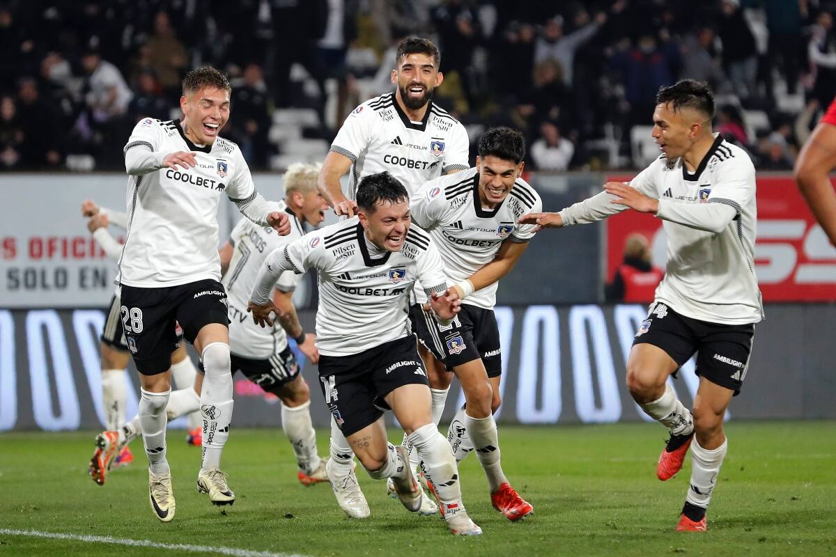 celebrando su gol ante Unión Española por el Campeonato Nacional.