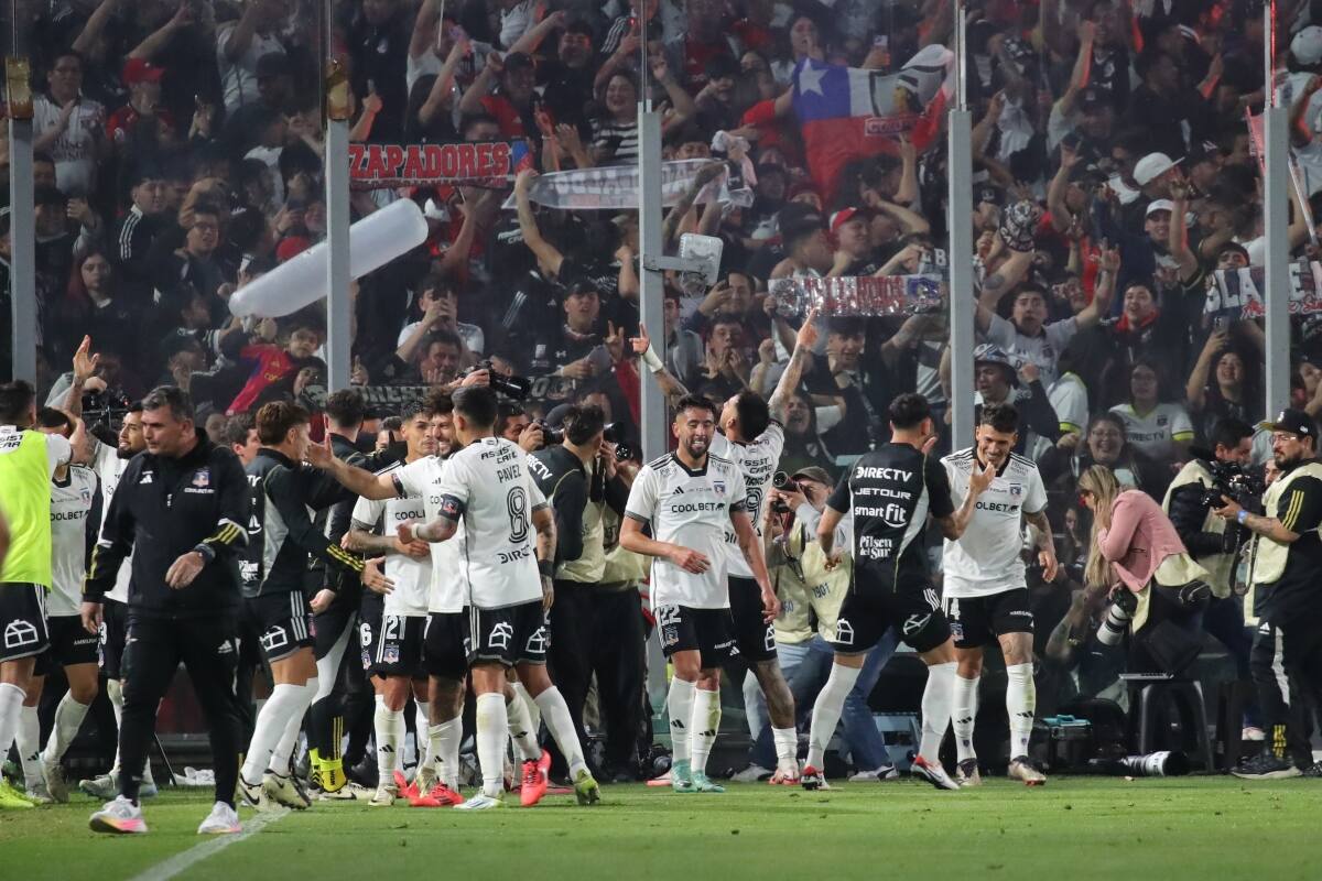 estuvo alentando a sus compañeros desde la grada.