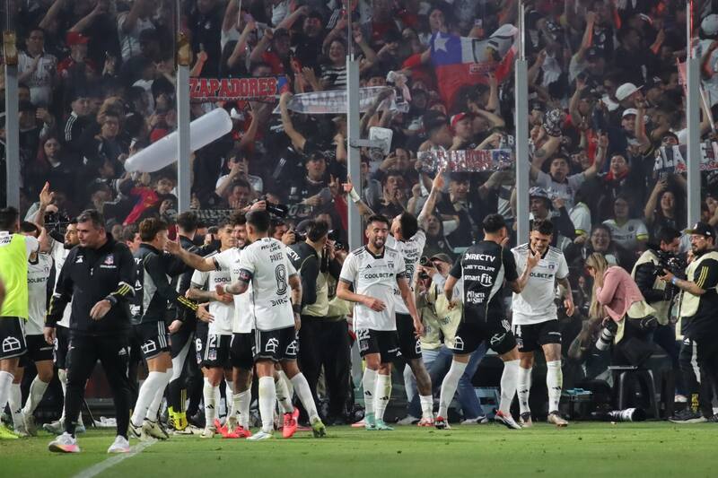 estuvo alentando a sus compañeros desde la grada.