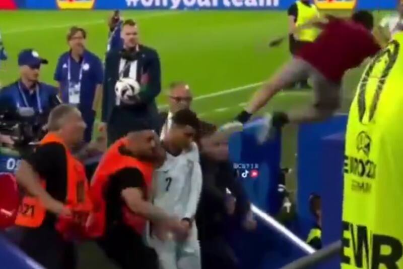casi recibe una patada en la Eurocopa